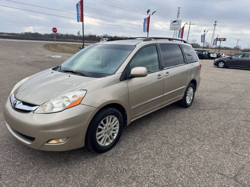 Toyota Sienna's photo