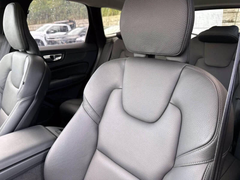 2025 Volvo XC60 B5 Plus Dark Theme