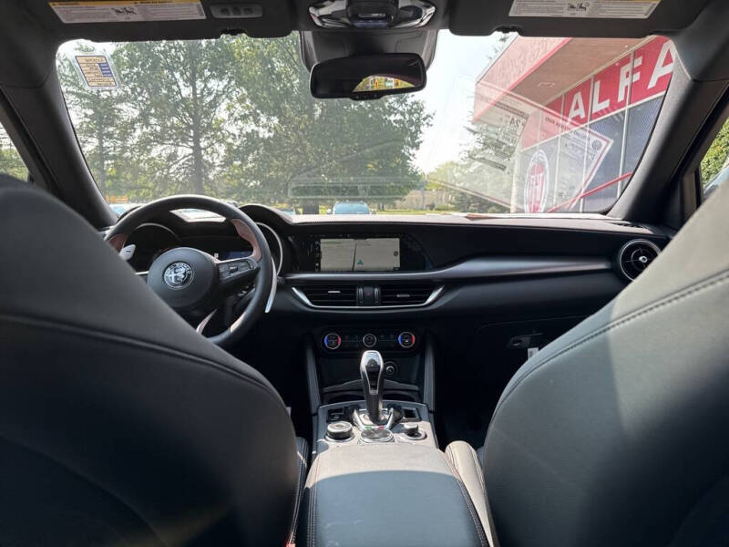 2025 Alfa Romeo Stelvio Intensa