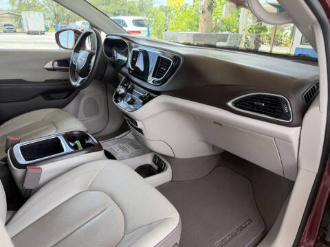 2017 Chrysler Pacifica Touring-L Plus