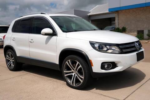 2017 Volkswagen Tiguan for sale at Lipscomb Auto Center in Bowie TX