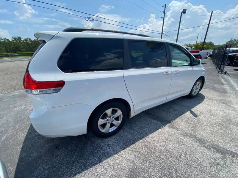 2014 Toyota Sienna null photo 9