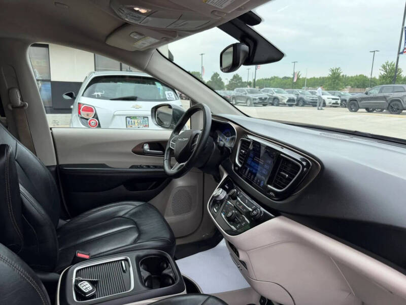 2017 Chrysler Pacifica Touring-L Plus