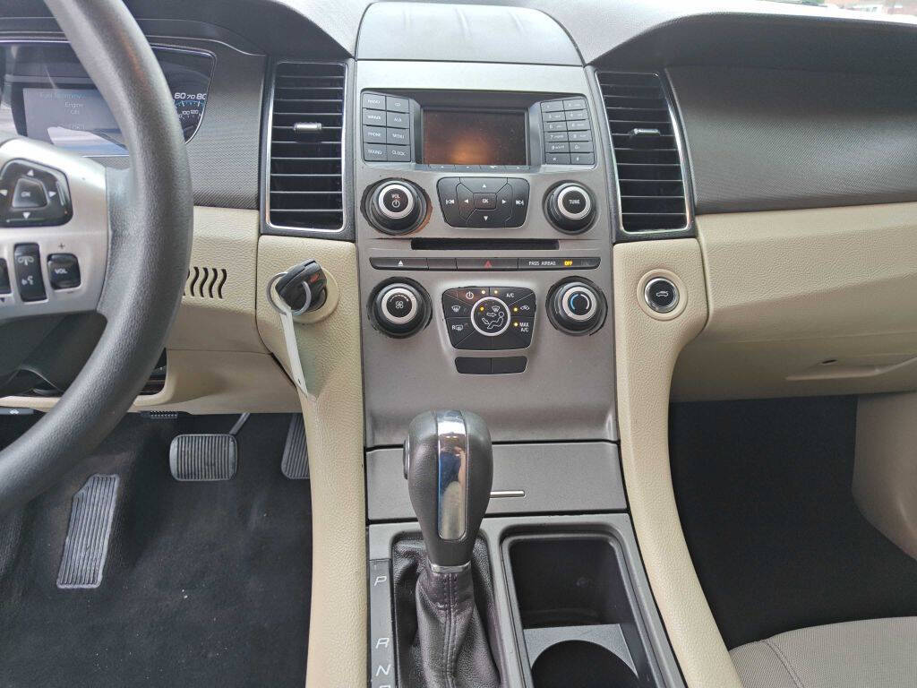 White 2015 Ford Taurus SE 9