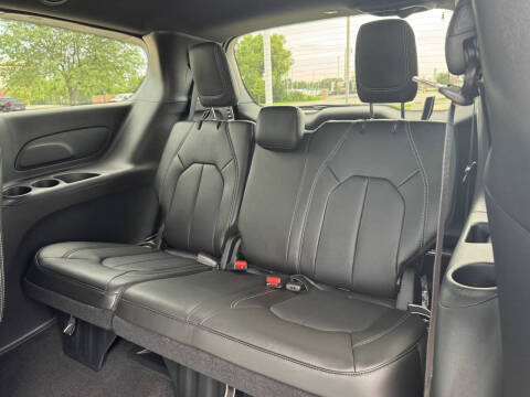 2025 Chrysler Pacifica Select