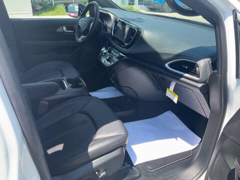 2027 Chrysler Pacifica Select