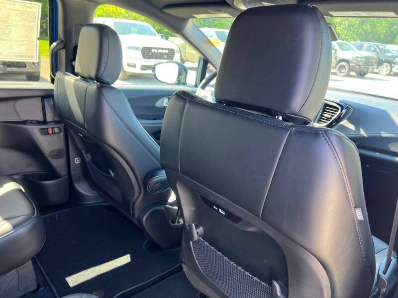 2027 Chrysler Pacifica Select