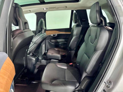 2022 Volvo XC90 T6 Momentum 6-Passenger