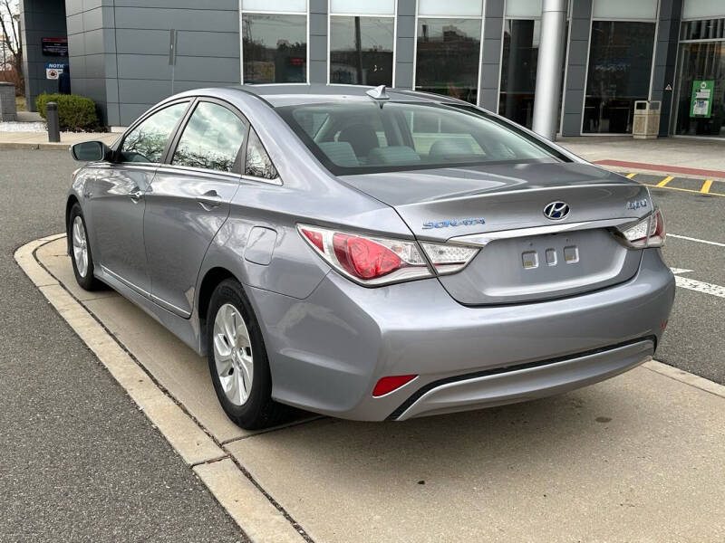 2015 Hyundai Sonata Hybrid Base photo 3