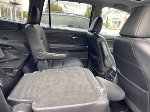2022 Honda Pilot Touring w/Rear Captain's Chairs