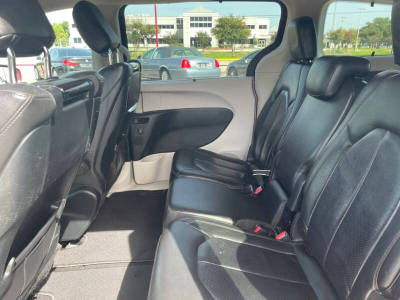 2017 Chrysler Pacifica Touring-L Plus