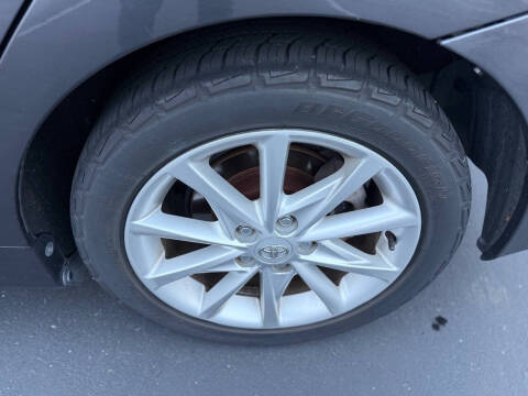 2014 Toyota Prius v Five