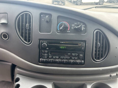 2003 Ford E-Series E-150 Base