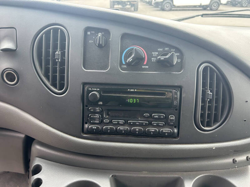 2003 Ford E-Series E-150 Base