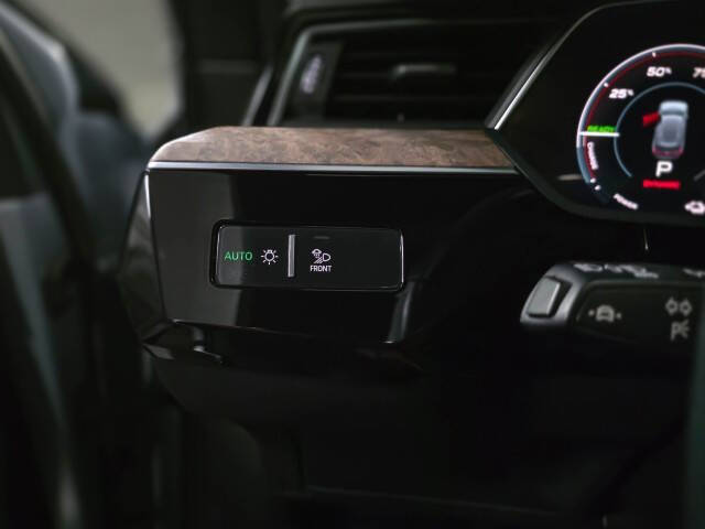 2022 Audi e-tron quattro Premium Plus