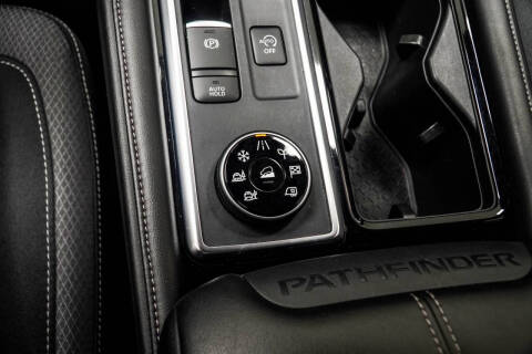 2025 Nissan Pathfinder SV