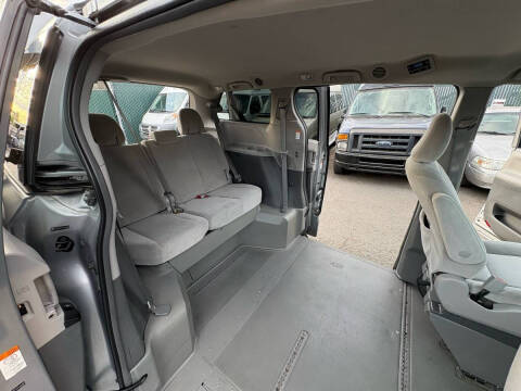 2015 Toyota Sienna LE Mobility 7-Passenger