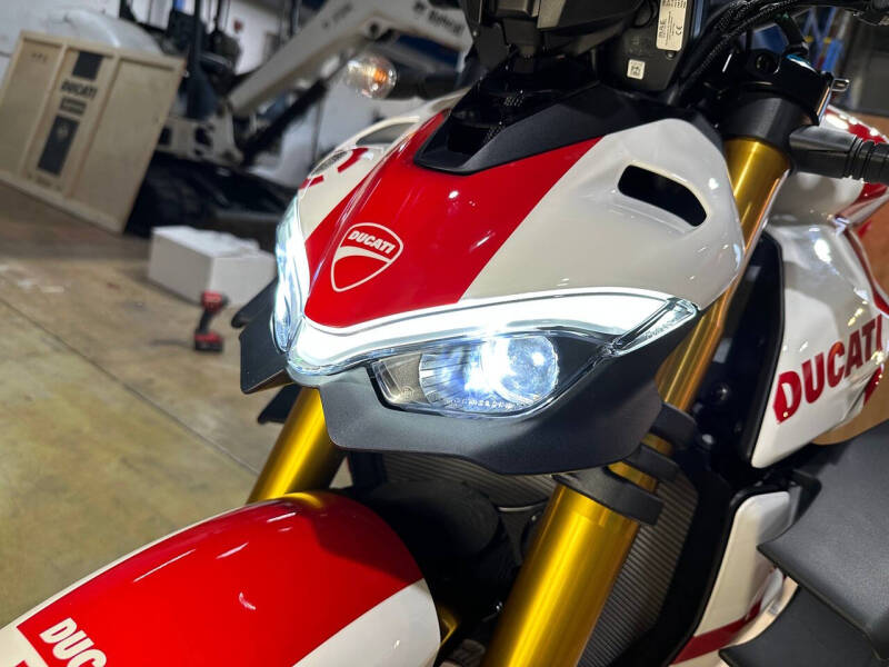 2025 Ducati Streetfighter V4 Supreme