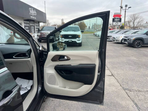 2017 Chrysler Pacifica Touring-L Plus