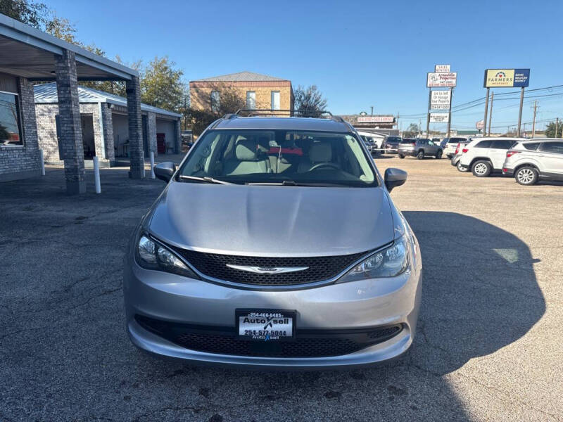 2021 Chrysler Voyager's photo