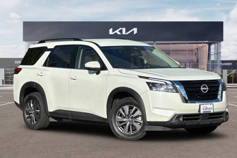 2024 Nissan Pathfinder SV