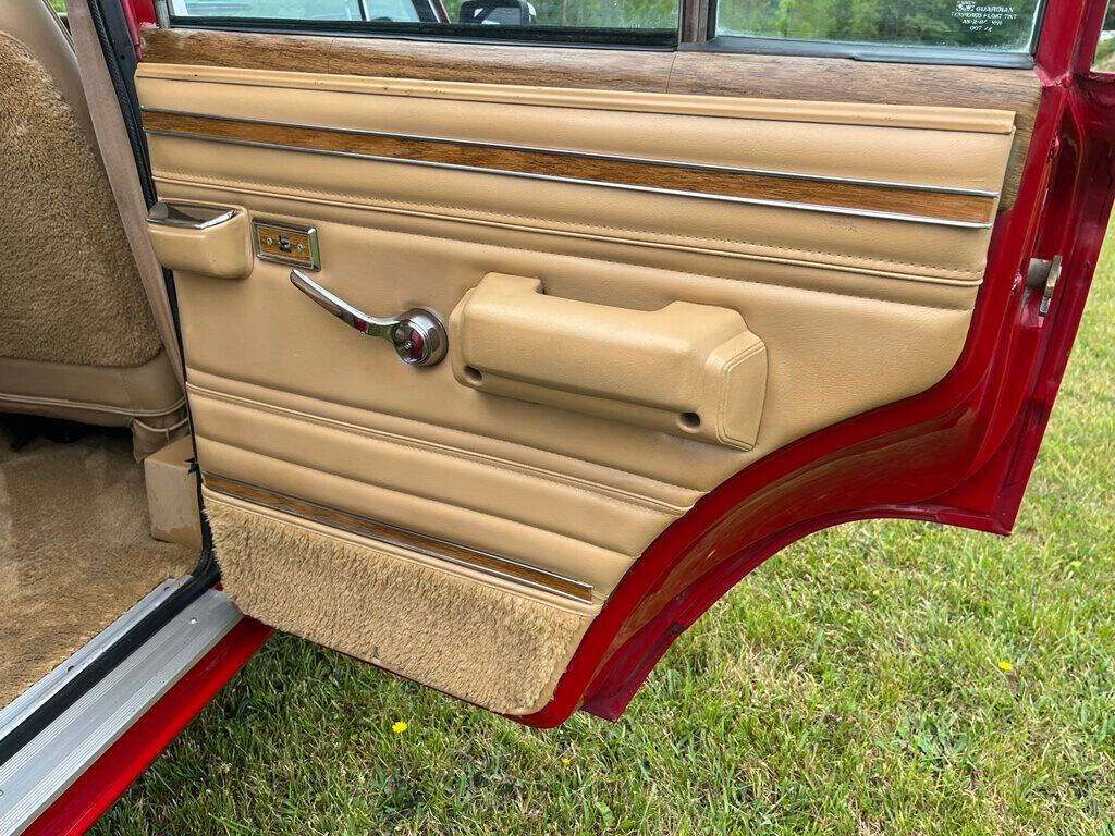 1987 Jeep Grand Wagoneer 36