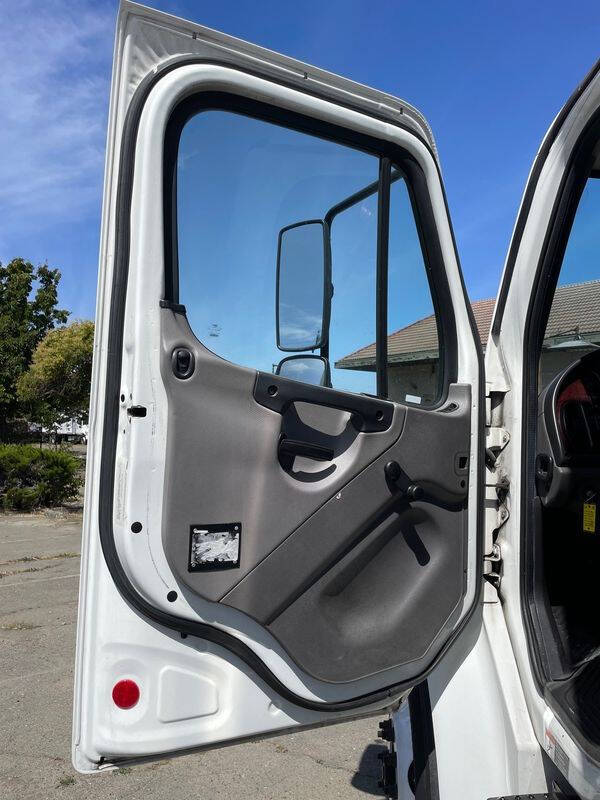 2019 Freightliner M2 106