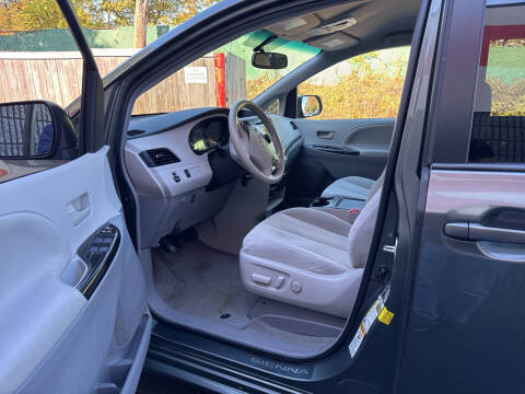 2014 Toyota Sienna LE 8-Passenger