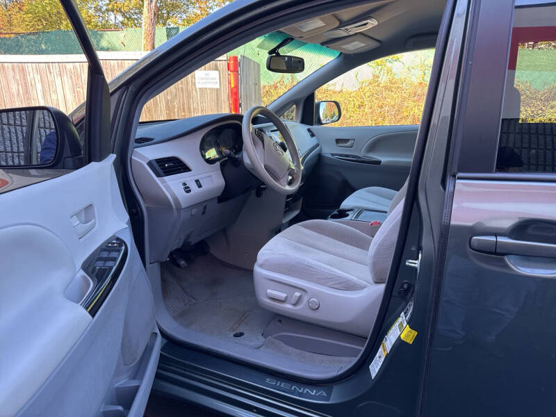 2014 Toyota Sienna LE 8-Passenger