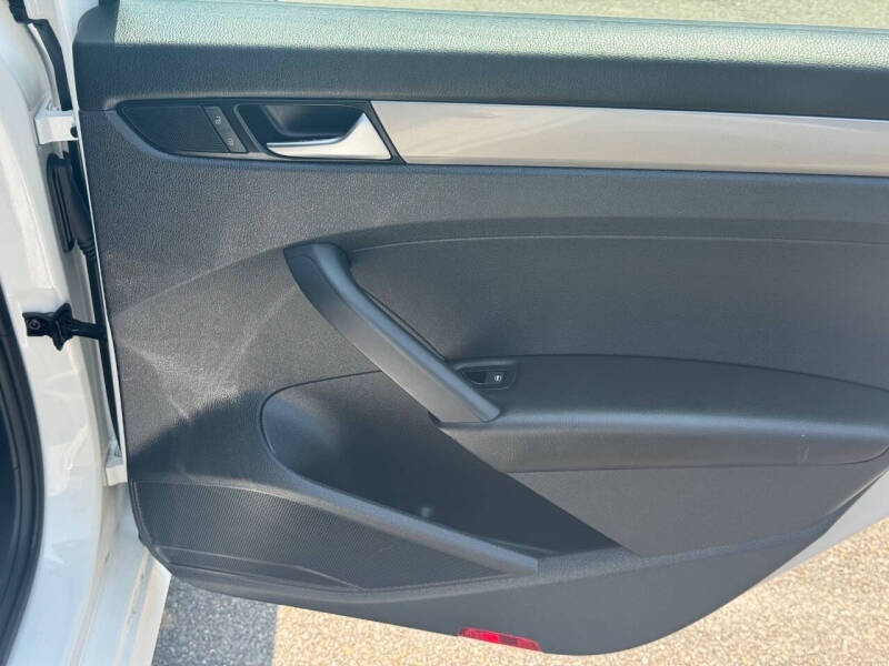 2014 Volkswagen Passat 1.8T S PZEV