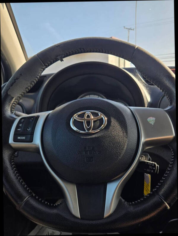 2012 Toyota Yaris 5-Door SE