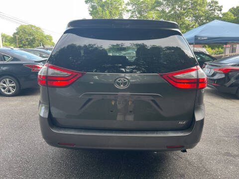 2017 Toyota Sienna XLE 7-Passenger Auto Access Seat