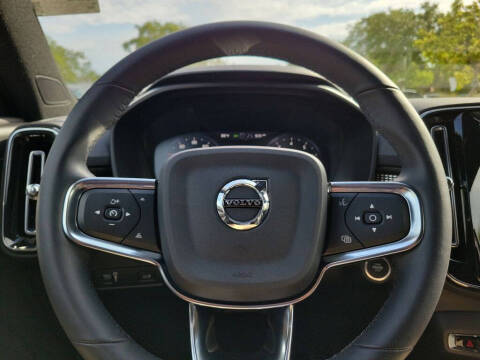 2022 Volvo XC40 T5 R-Design