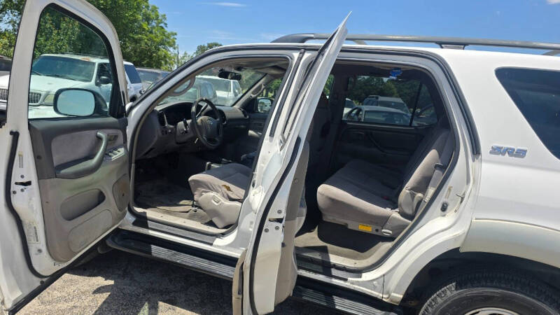 2004 Toyota Sequoia SR5