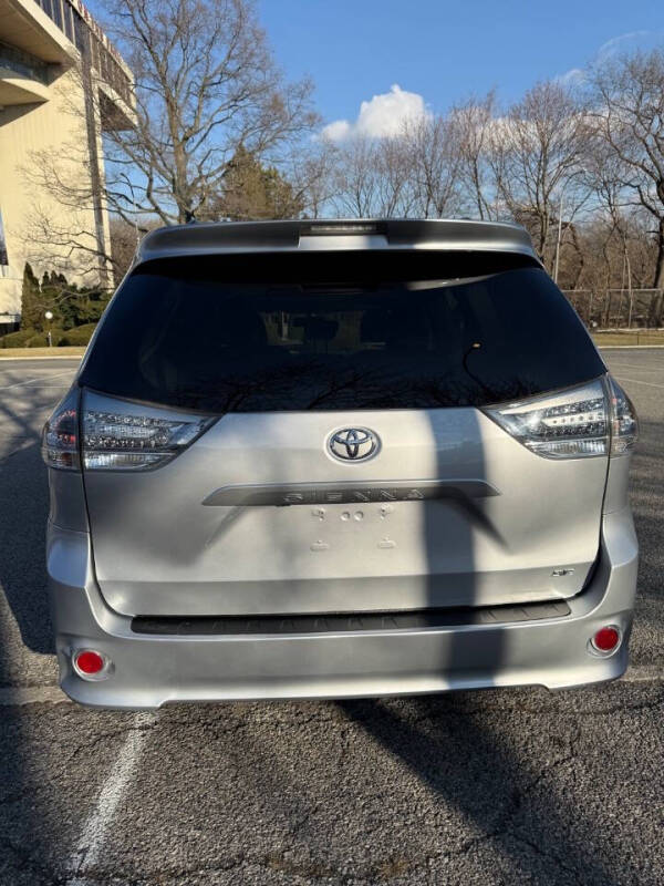 2014 Toyota Sienna SE 8-Passenger