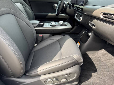 2025 Genesis GV60 Standard