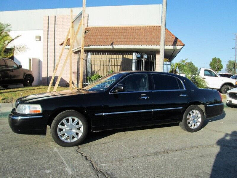 2011 Lincoln Town Car Signature Limited photo 2