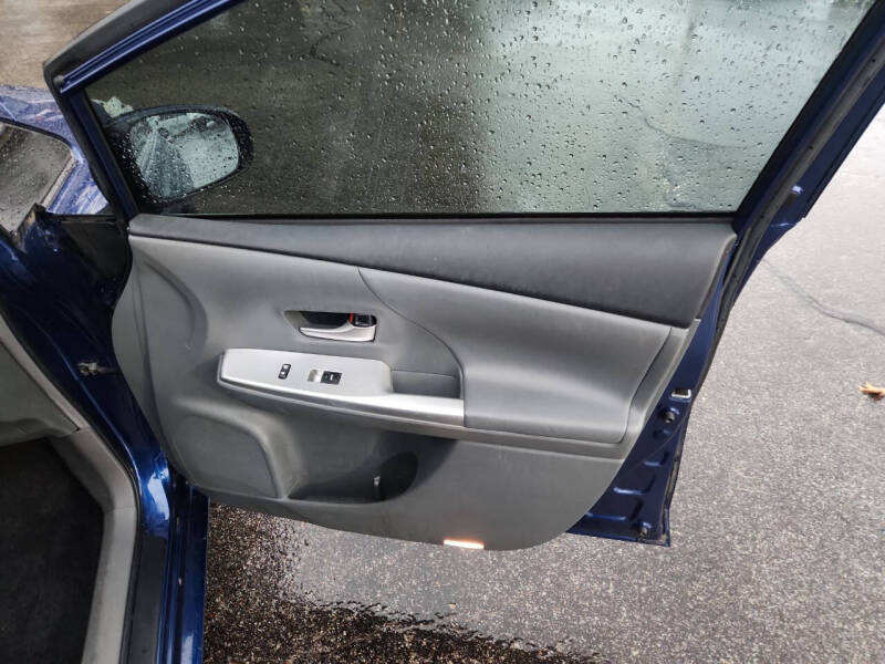 2013 Toyota Prius v Five