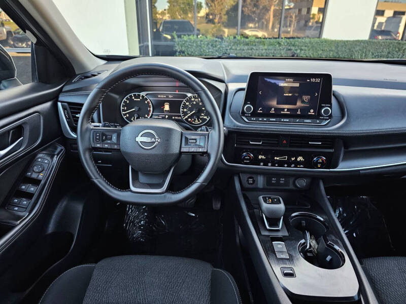 2025 Nissan Rogue SV
