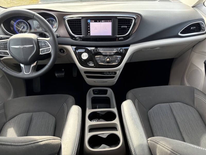 2023 Chrysler Voyager LX