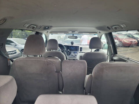 2017 Toyota Sienna LE 7-Passenger Auto Access Seat