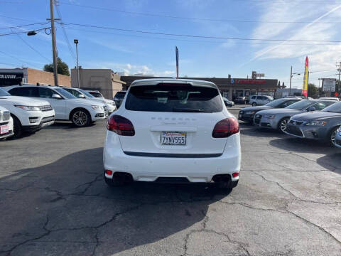 2013 Porsche Cayenne GTS
