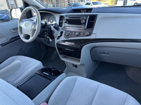 2011 Toyota Sienna LE 8-Passenger