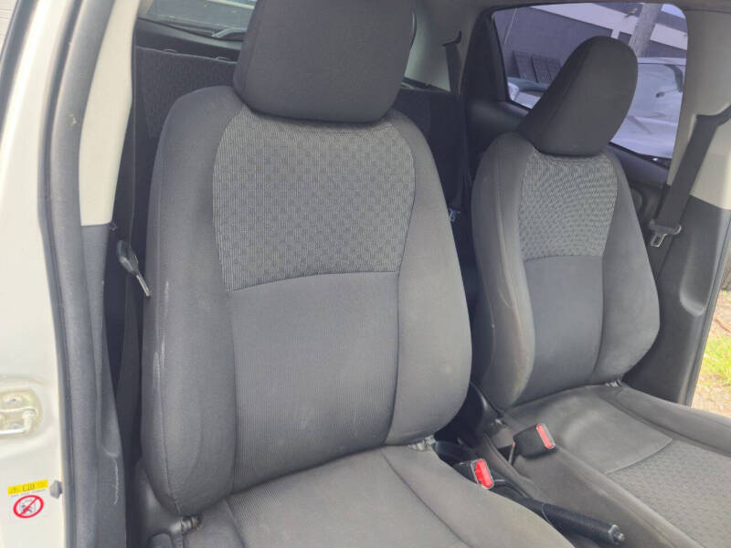 2015 Toyota Yaris 5-Door SE