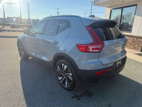 2024 Volvo XC40 B5 Ultimate Dark Theme