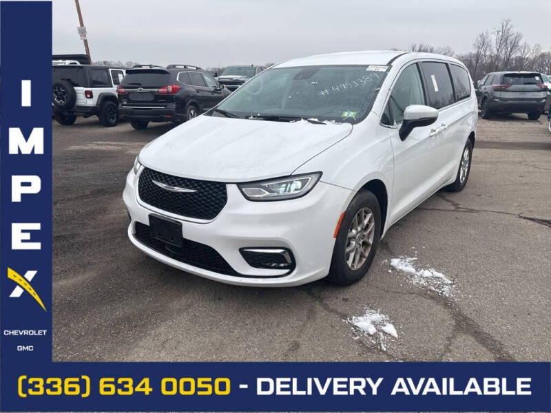 2023 Chrysler Pacifica Touring L's photo