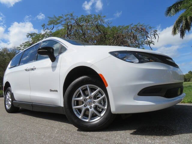 2025 Chrysler Voyager LX