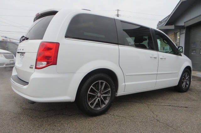 2017 Dodge Grand Caravan SXT photo 2