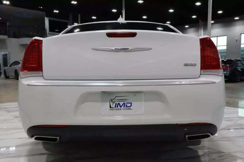 2019 Chrysler 300 for sale at IMD MOTORS, INC in Dallas, TX