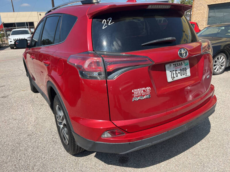 2017 Toyota RAV4 LE photo 4